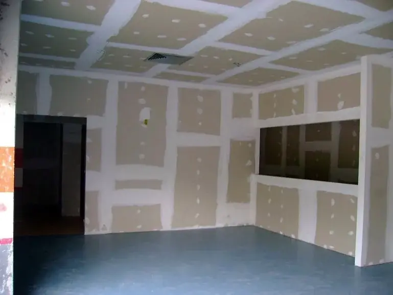 Chapas de drywall com as juntas tratadas