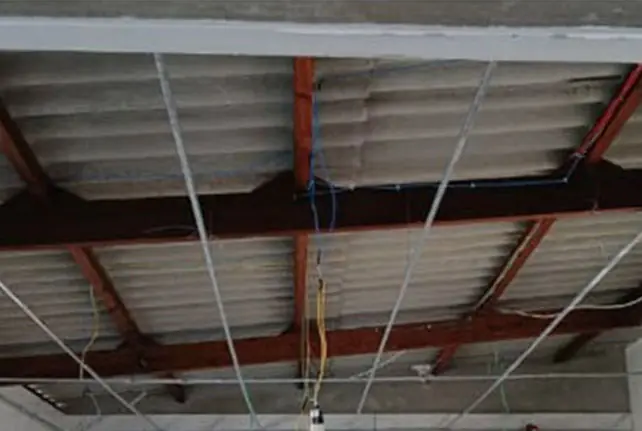 Estrutura metálica do forro montada sob o telhado