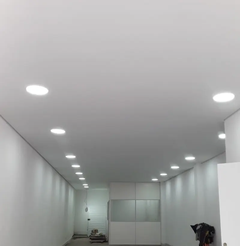 Forro de drywall finalizado com luminárias de LED