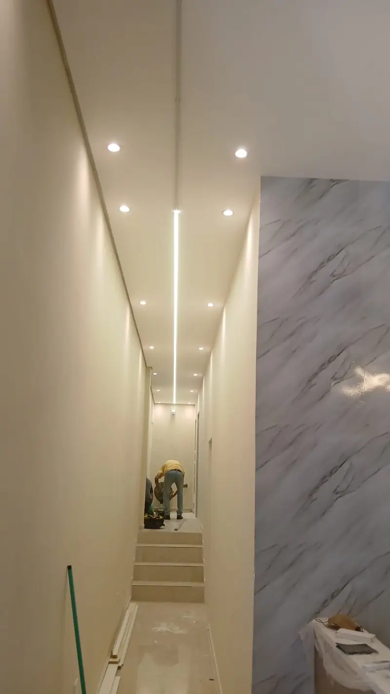 Forro de drywall: corredor com perfil de LED embutido